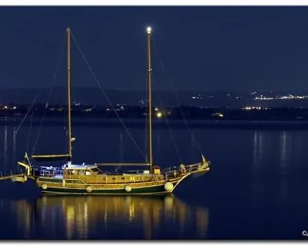 بوتيل Goktuga Boat&breakfast